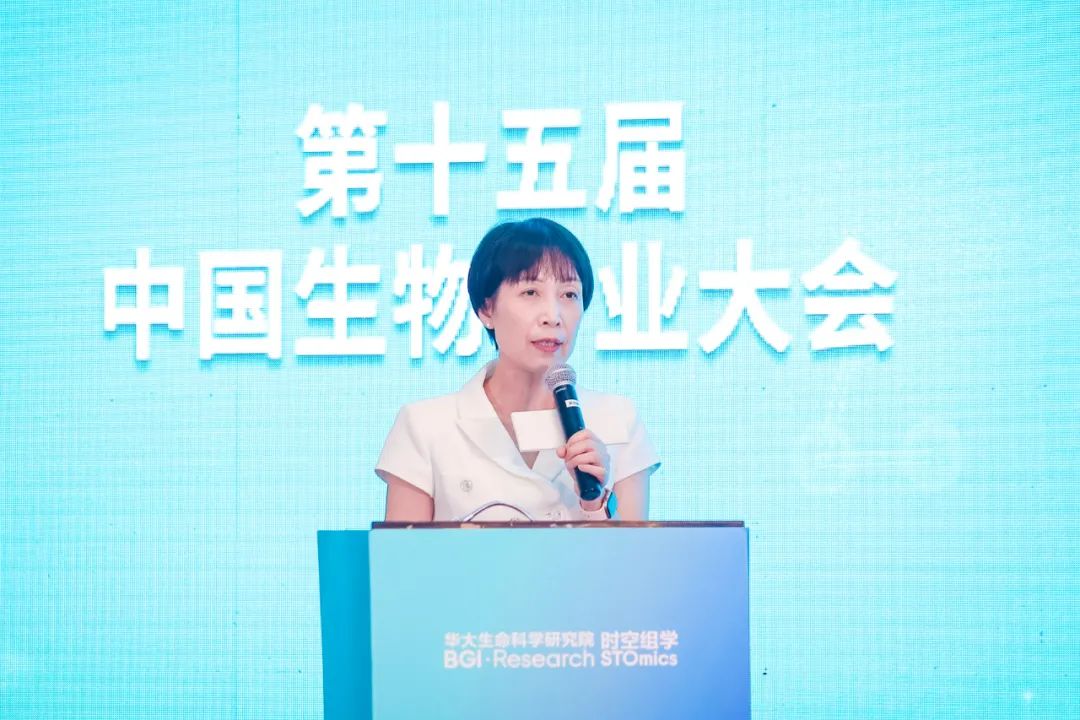 武汉东湖新技术开发区管委会副主任冯立致辞
